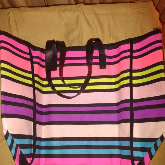 Victoria Secret - Picture 3 of 5